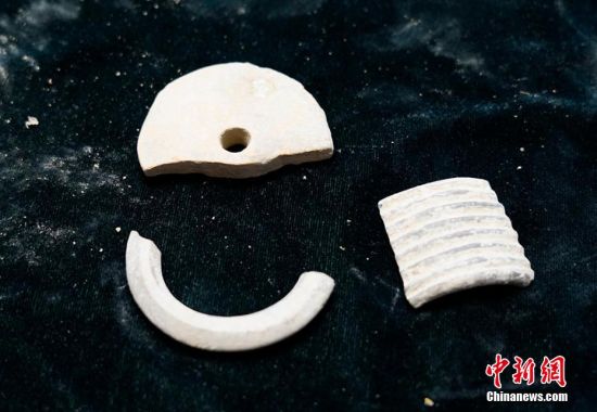 圖為靜寧縣賈河鄉(xiāng)竇坪村出土的佩飾。 夏劍鋒 攝