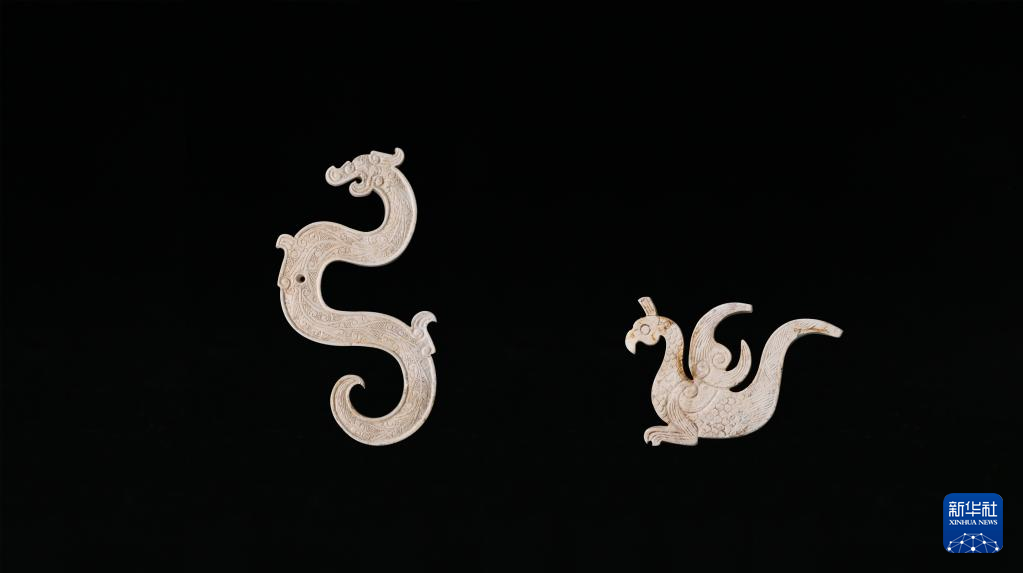 江西樟樹市國字山戰(zhàn)國墓葬出土玉龍、玉鳳（資料圖）。