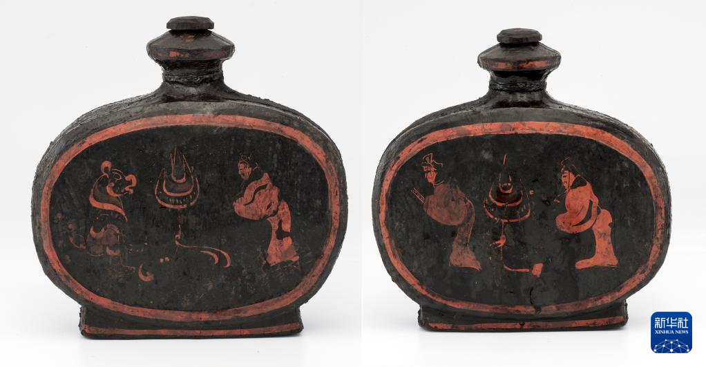 湖北云夢(mèng)縣鄭家湖戰(zhàn)國秦漢墓地出土扁壺（資料圖）。