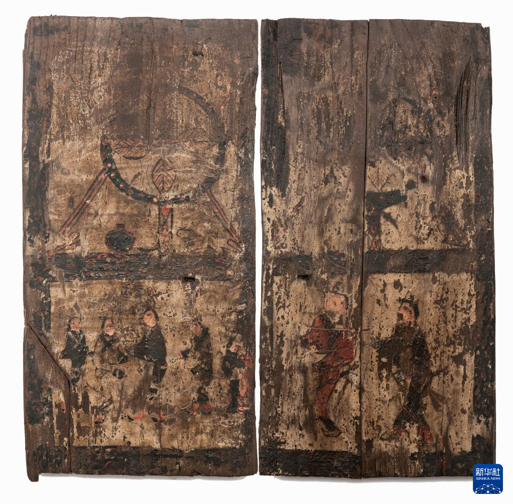 湖北云夢(mèng)縣鄭家湖戰(zhàn)國秦漢墓地的一處板門繪畫（資料圖）。