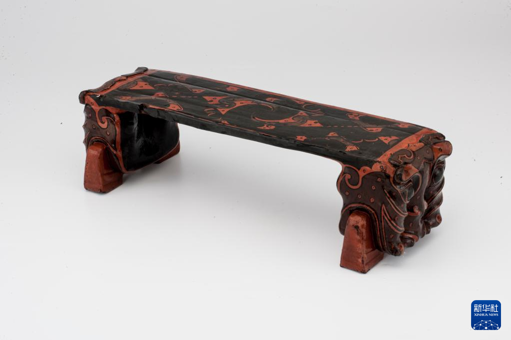 湖北云夢(mèng)縣鄭家湖戰(zhàn)國秦漢墓地出土漆木虎頭枕（資料圖）。