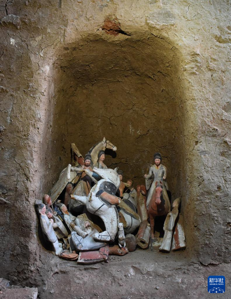 甘肅武威市唐代吐谷渾王族墓葬群慕容智墓墓道壁龕出土儀仗俑群（資料圖）。