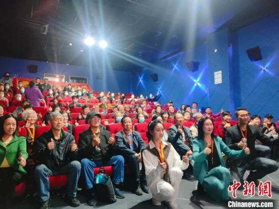 《浴血誓言》主創(chuàng)團隊與到場的紅軍后代合影?！￡愡x斌 攝