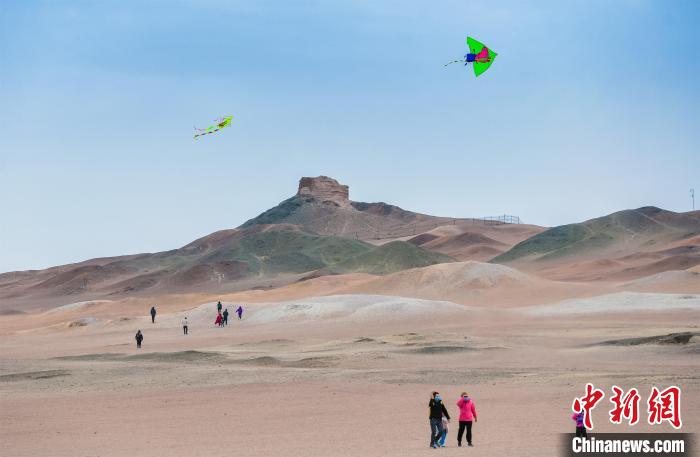 圖為市民正在陽關(guān)景區(qū)放風(fēng)箏?！⊥醣筱y 攝