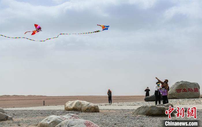 圖為市民正在陽關(guān)景區(qū)放風(fēng)箏?！⊥醣筱y 攝