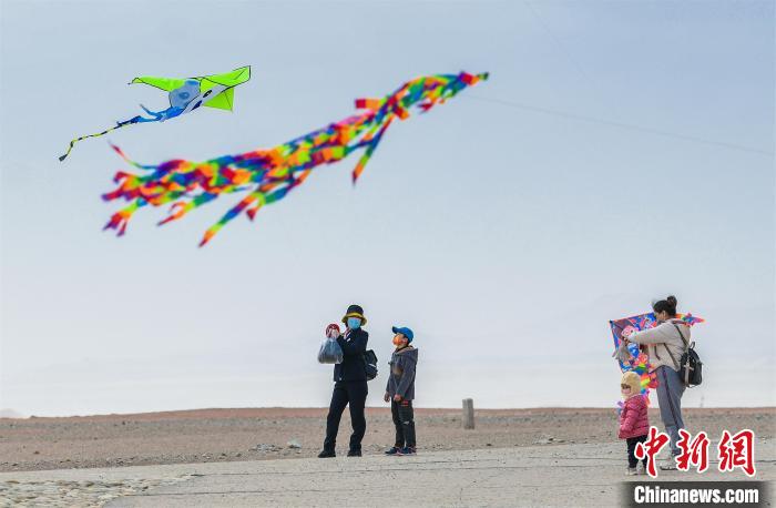 圖為孩童在父母的陪伴下放風(fēng)箏?！⊥醣筱y 攝