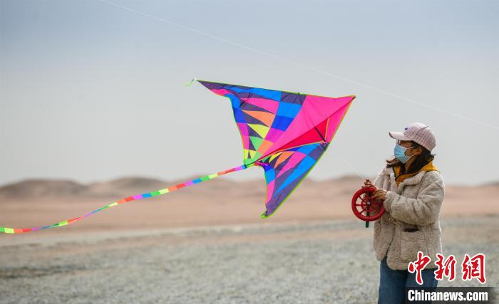 圖為市民正在陽關(guān)景區(qū)放風(fēng)箏?！⊥醣筱y 攝