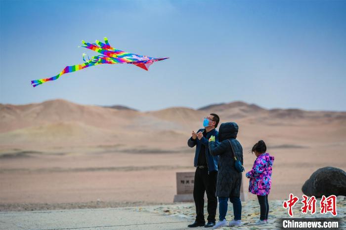 圖為市民正在陽關(guān)景區(qū)放風(fēng)箏?！⊥醣筱y 攝