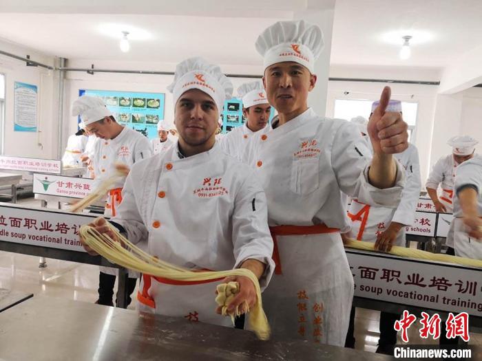 圖為外國留學生學習牛肉面的制作。(資料圖) 史靜靜 攝