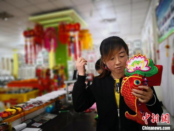 圖為“非遺”產(chǎn)品展示。(資料圖) 魏建軍 攝