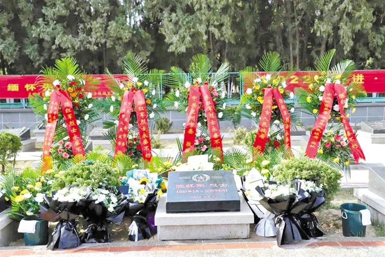 陳紅軍烈士墓前 這張“全家?！弊屓藴I目