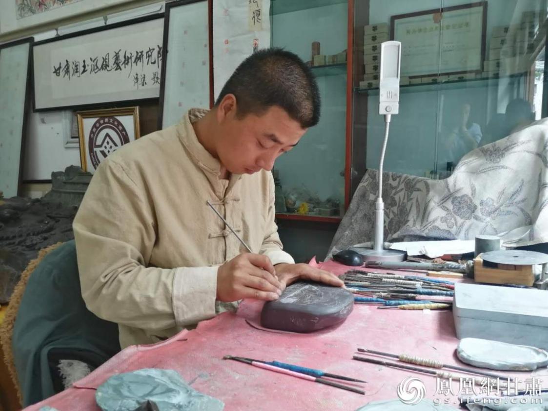 洮硯制作技藝第六代傳人、國家藝術基金資助青年藝術家、正高級洮硯雕刻藝術師李江平十年如一日專注于洮硯制作 圖源自網絡