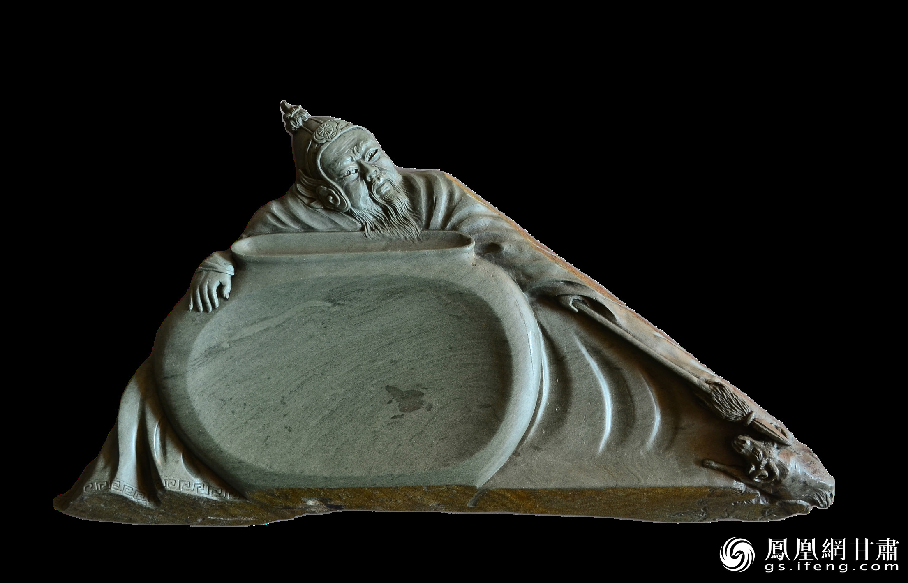 《醉臥沙場君莫笑》硯使王翰《涼州詞》中“醉臥沙場君莫笑，古來征戰(zhàn)幾人回？”的意境躍然硯臺之上。資料圖