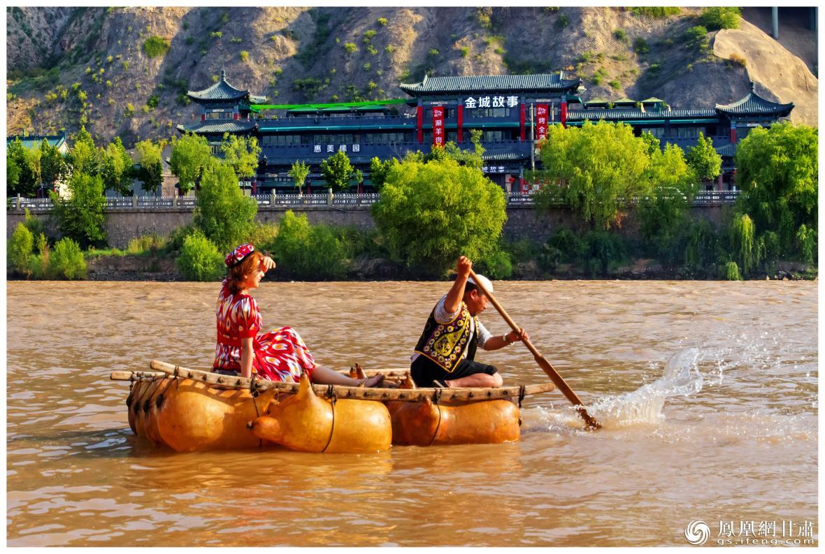 筏子客揮動(dòng)著劈波斬浪的船槳，槳聲中混搭著風(fēng)聲、水聲和男女對(duì)歌的花兒聲。蘭州市文旅局供圖