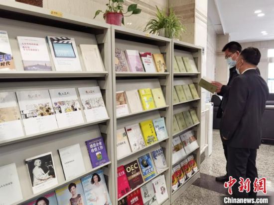 圖為國網(wǎng)甘肅電力黨校的職工書架?！⌒煅?攝