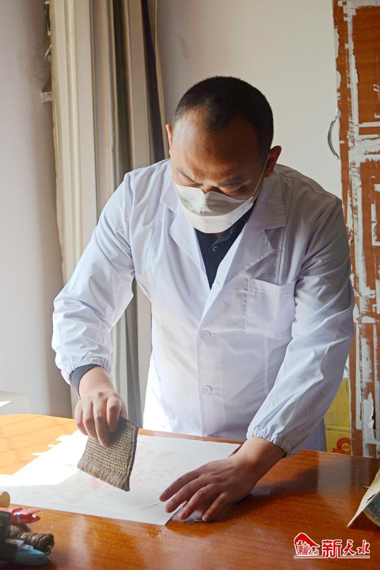 朽爛歷史檔案如何獲新生？看修復(fù)師“妙手回春”