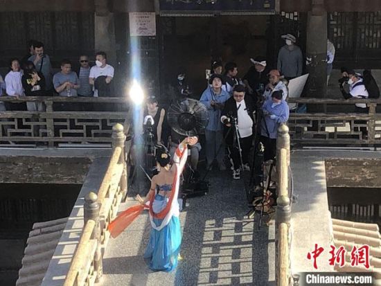 圖為5月以來，“奧大?！敝辈ガF(xiàn)場引游客圍觀。　敦煌市委宣傳部供圖