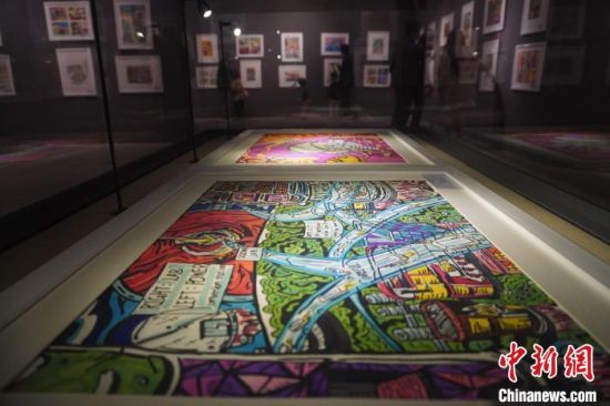 市民參觀少兒美術(shù)展覽。