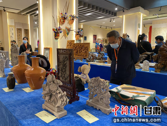 來自全省的近800件作品進(jìn)入專家評審環(huán)節(jié)，作品涵蓋雕塑雕刻、漆器、工藝花畫等多個(gè)類別。徐雪 攝