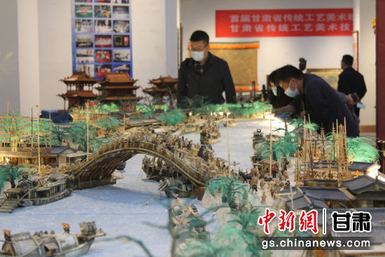 圖為參評作品牦牛角立體微雕“清明上河圖”。徐雪 攝