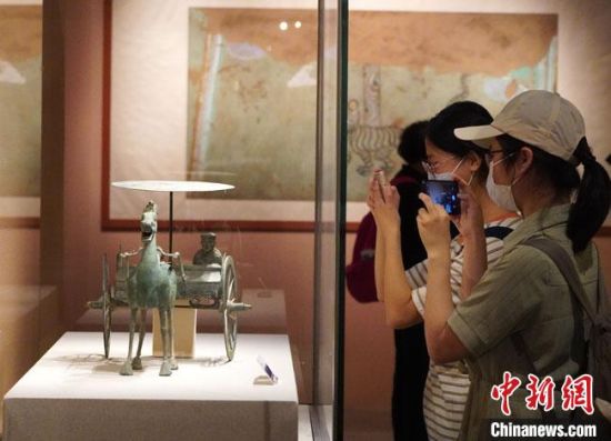 圖為參觀者參觀“大道攸歸：五涼文化展”展陳文物。　九美旦增 攝