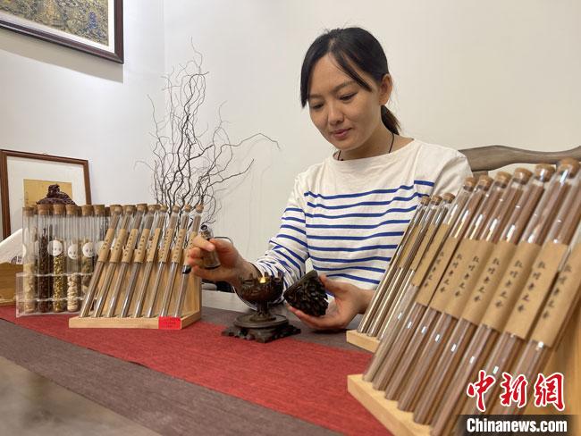 圖為魯雯展示燃香禮儀。　高瑩 攝