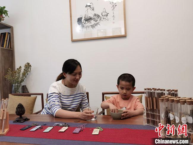 圖為魯雯為小學(xué)員授課和培訓(xùn)?！●T志軍 攝