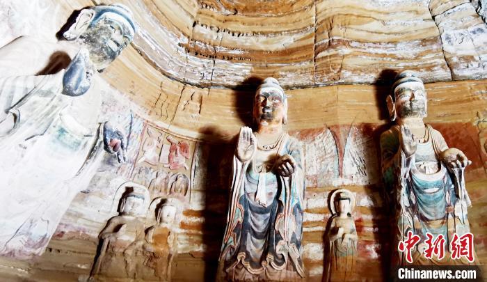 北石窟寺窟內(nèi)造像因受水顯得斑駁?！“瑧c龍 攝