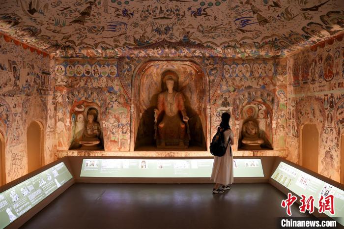 觀眾參觀復(fù)制洞窟 張暢 攝 觀眾參觀復(fù)制洞窟 張暢 攝