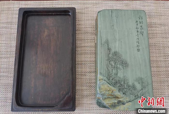 圖為甘肅甘南州洮硯藝人為提升洮硯文化內(nèi)涵，制作“一盒一拓”成品展示。(資料圖) 張婧 攝