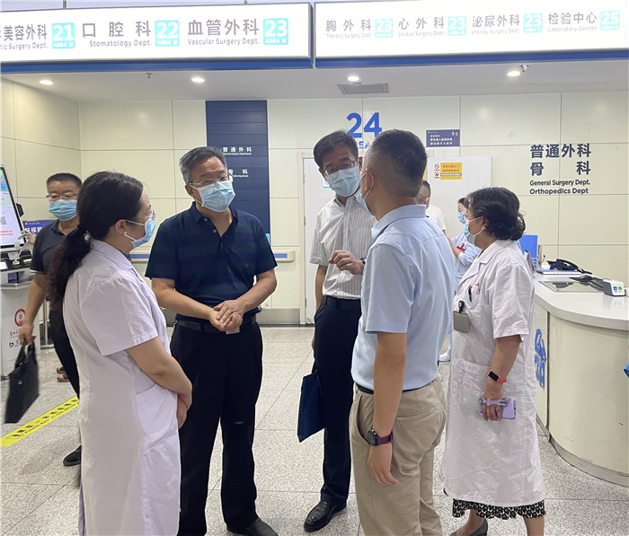 7月12日，甘肅省紀(jì)委監(jiān)委派駐省衛(wèi)健委紀(jì)檢監(jiān)察組紀(jì)檢監(jiān)察干部在蘭大二院門診開展疫情防控監(jiān)督檢查。魏雪 攝.jpg