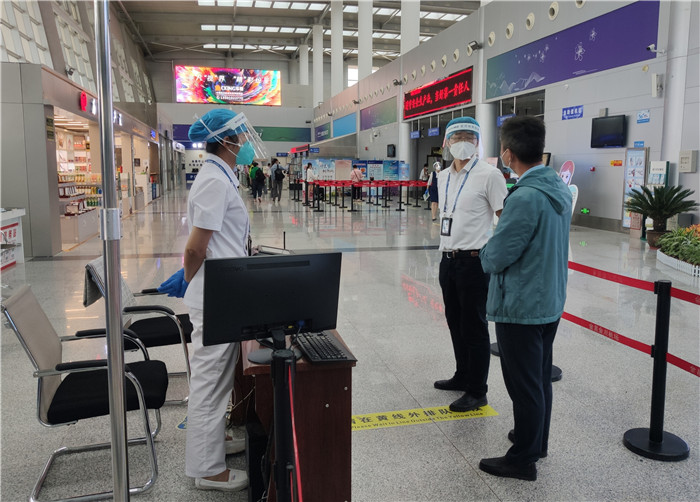 7月15日，金昌市金川區(qū)紀(jì)委監(jiān)委駐區(qū)委政法委紀(jì)檢監(jiān)察組在金昌機(jī)場(chǎng)監(jiān)督檢查疫情防控措施落實(shí)情況。王曉梅攝.jpg