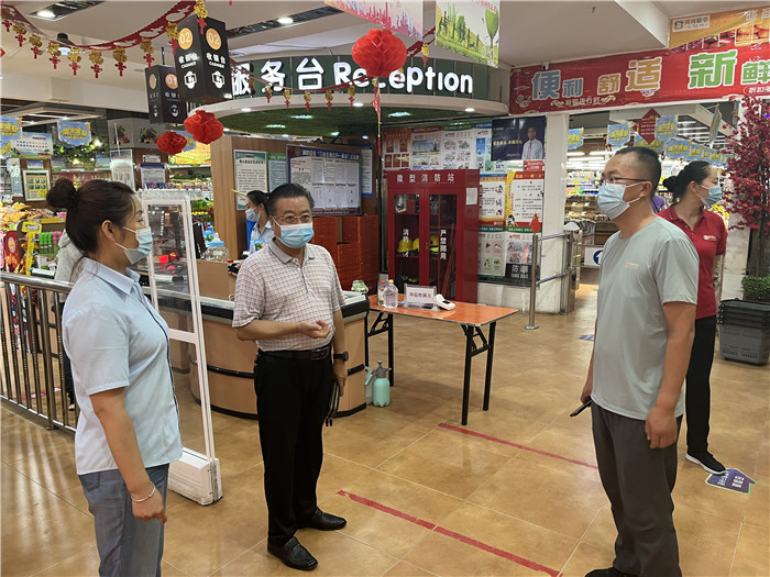 7月15日，酒泉市玉門市疫情防控督查組在隴商聯(lián)華超市監(jiān)督檢查疫情防控措施落實(shí)情況。 .jpg