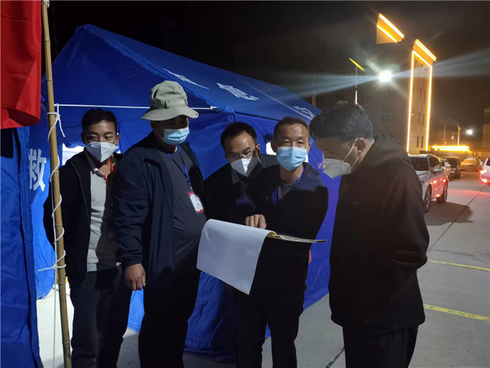 7月19日，甘南州瑪曲縣紀(jì)委監(jiān)委督查組在德吉小區(qū)卡點(diǎn)督導(dǎo)疫情防控工作。仲海濤 攝.jpg