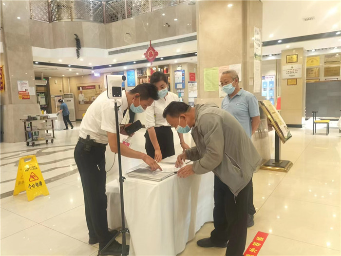 金昌市金川區(qū)紀(jì)委監(jiān)委駐區(qū)人大機(jī)關(guān)紀(jì)檢監(jiān)察組在花城錦都大酒店監(jiān)督檢查疫情防控工作。王文海 攝 .jpg