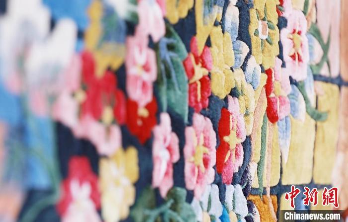 圖為手工地毯成品?！《姑?攝