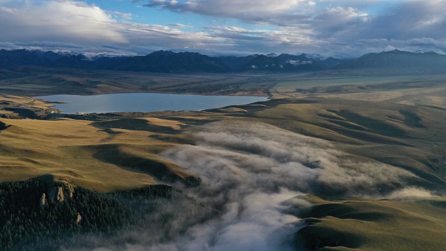 甘肅山丹馬場(chǎng)：峽谷云霧似仙境。 王超攝