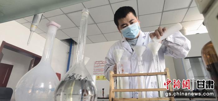 圖為甘肅科技集團(tuán)化工研究院有限責(zé)任公司工作人員正在做實驗。魏建軍 攝