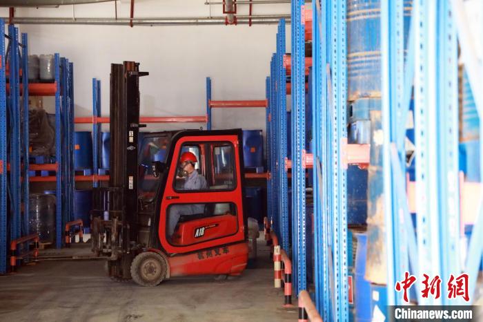 圖為甘肅省危險廢物處置中心危險廢物儲存庫。　魏建軍 攝