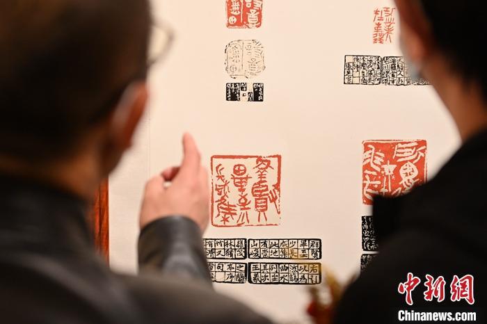 圖為甘肅蘭州，參展作品吸引參觀者。 中新社記者 李亞龍 攝