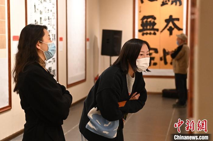 圖為甘肅蘭州，參展書法作品吸引參觀者。 中新社記者 李亞龍 攝