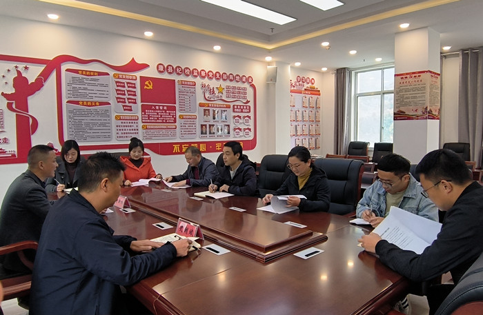 10月19日，康縣紀委監(jiān)委組織部分班子成員，辦公室、信訪室、案管室、審理室、紀檢監(jiān)察室等相關工作人員開展黨的二十大報告專題討論。.jpg