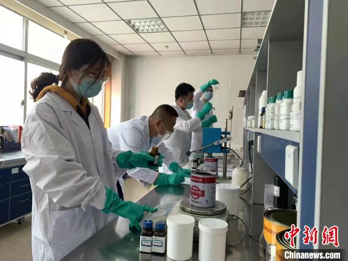 圖為肖菲(前一)帶領(lǐng)團隊研發(fā)水性涂料。(資料圖) 受訪者供圖