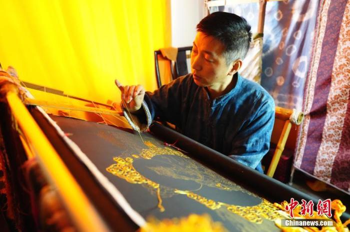 系統(tǒng)性挖掘整理古代敦煌刺繡，是甘肅天水市級(jí)非遺代表性項(xiàng)目武山刺繡代表性傳承人劉云帆這兩年最緊要的工作之一。圖為劉云帆在創(chuàng)作富含敦煌刺繡元素的作品。 中新社發(fā) 謝秉錫 攝 