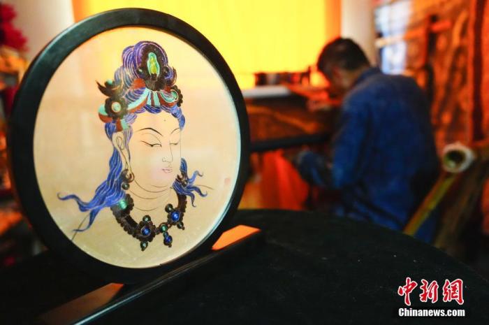 圖為劉云帆所創(chuàng)作的敦煌元素刺繡作品。 中新社發(fā) 謝秉錫 攝