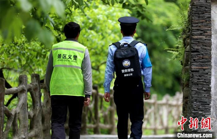 圖為民警背警務小包在轄區(qū)景區(qū)開展工作。(資料圖) 甘肅省公安廳供圖