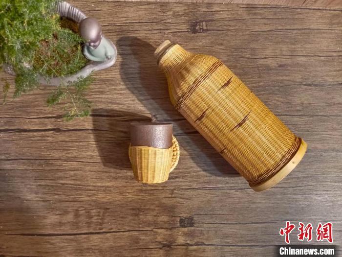 圖為竹編暖壺套。(資料圖) 甘肅省非遺保護(hù)中心供圖