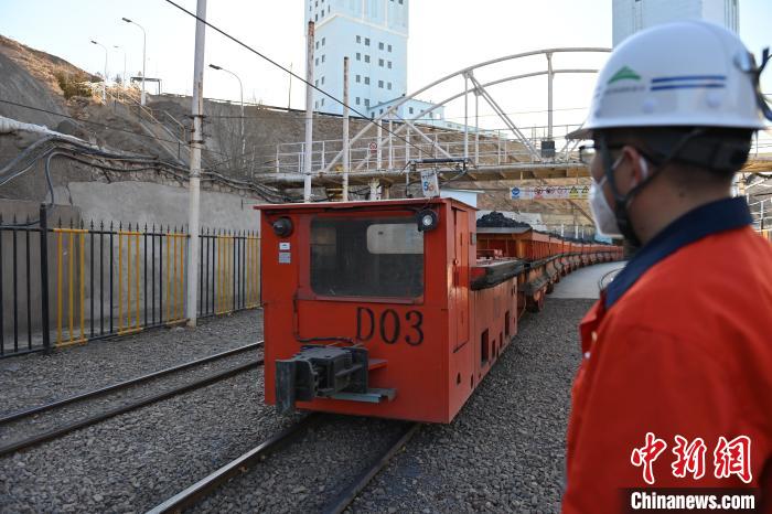 圖為工作人員正在觀察車輛運(yùn)行情況。　李亞龍 攝