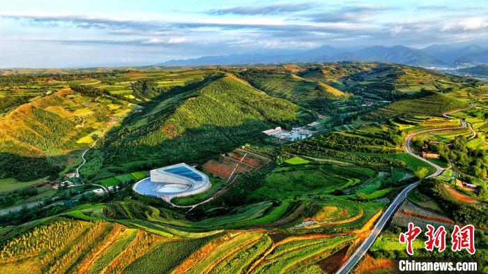 航拍視角下的樺林古動(dòng)物化石埋藏原址館。該館位于臨夏州和政縣。(資料圖) 和政宣傳部供圖