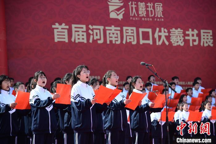 圖為學生們在開幕式上誦讀經(jīng)典。　梁照曾 攝